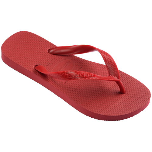 Chinelo Havaianas vermelho visto em perspectiva inclinada, mostrando o solado texturizado e as tiras vermelhas com acabamento brilhante sobre fundo branco.