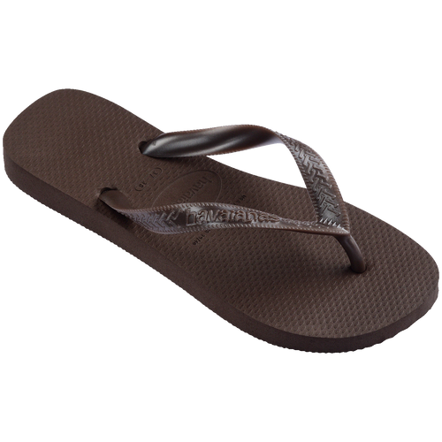 Chinelo marrom com sola texturizada e tiras estampadas, ideal para conforto e estilo no dia a dia.