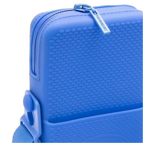 Bolsa azul Havaianas com textura de bolinhas e alça ajustável