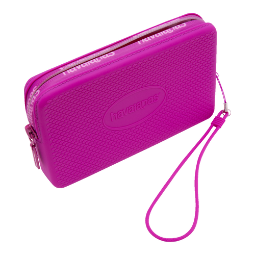 Bolsa rosa vibrante Havaianas com textura de sola e alça de pulso, ideal para acessórios e itens pessoais.