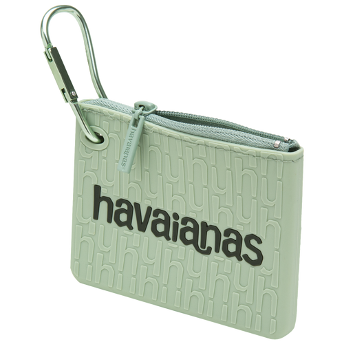 Bolsa Havaianas verde com logo em relevo e mosquetão, ideal para acessórios e pequenos itens.