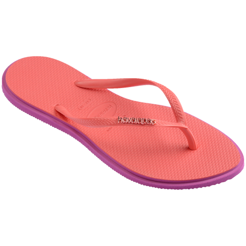 Chinelo rosa com sola roxa e logo Havaianas, confortável e estiloso para uso diário.