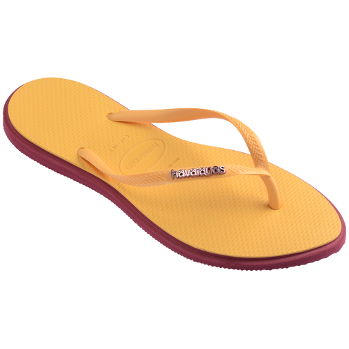 Chinelo Havaianas amarelo com sola roxa e logo metálico, conforto e estilo para o dia a dia.