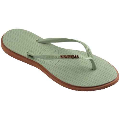 Chinelo verde claro com sola marrom e logo Havaianas, confortável e estiloso para uso diário.