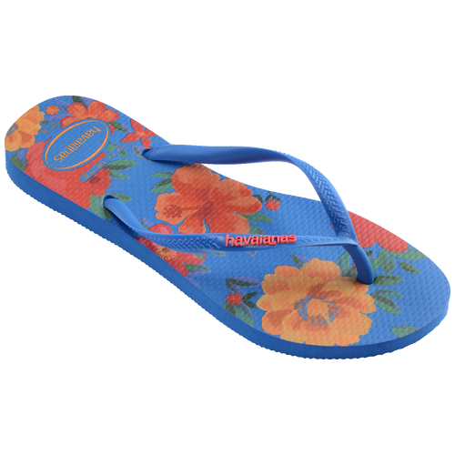 Chinelo azul com estampa floral vibrante e logo Havaianas, ideal para verão e praia.