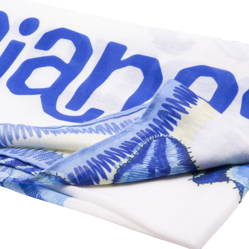 Toalha branca com estampa azul e detalhes em tie-dye, ideal para praia e piscina