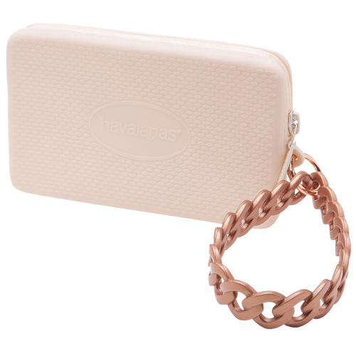 Bolsa Havaianas bege com corrente dourada e textura de bolinhas